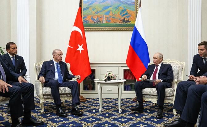 На фото: президент РФ Владимир Путин и президент Турции Реджеп Тайип Эрдоган (в центре справа налево) во время встречи в рамках саммита Шанхайской организации сотрудничества (ШОС)