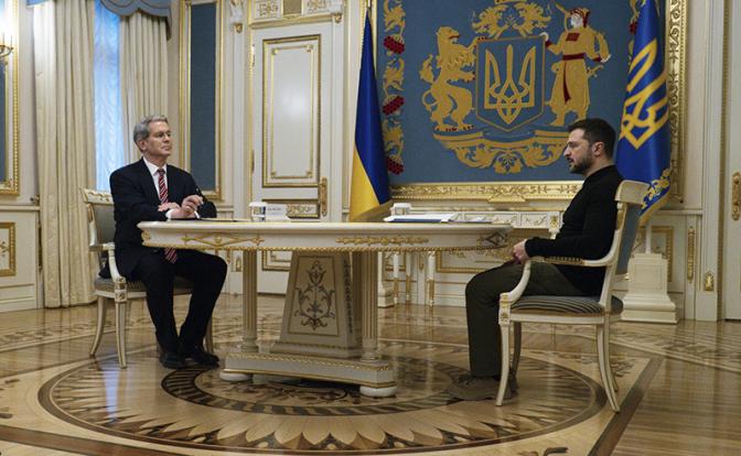На фото: президент Украины Владимир Зеленский и министр финансов США Скотт Бессент (справа налево) во время встречи.