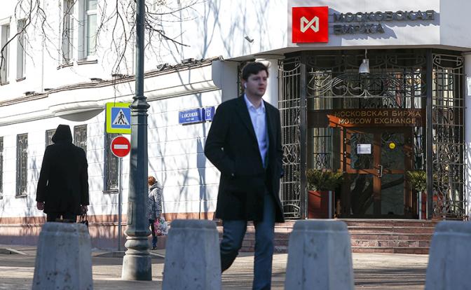 На фото: вид на здание Московской биржи в Большом Кисловском переулке.