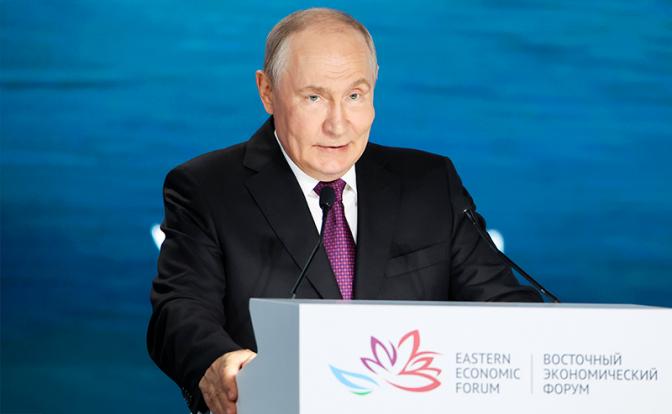На фото: президент РФ Владимир Путин во время пленарного заседания Восточного экономического форума - 2026 на территории Дальневосточного федерального университета (ДВФУ) на острове Русский.