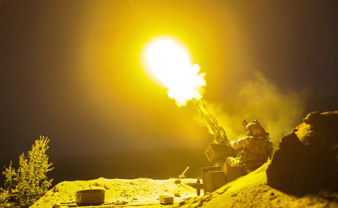На фото: российский военнослужащий во время боевого дежурства расчетов ПВО.