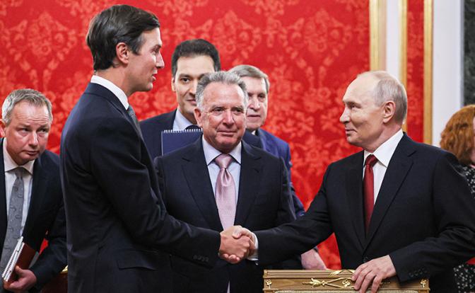 На фото: президент РФ Владимир Путин, специальный посланник президента США Стивен Уиткофф, зять президента США Джаред Кушнер (справа налево) во время встречи.