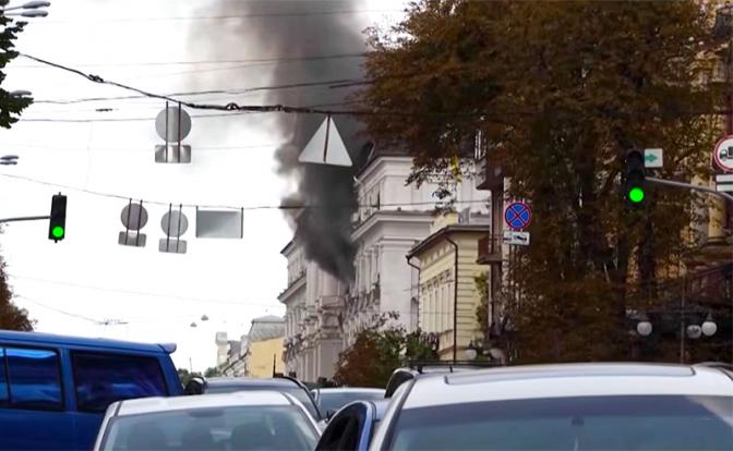 На фото: пожар в центральном здании Службы безопасности Украины (СБУ) в Киеве после удара беспилотника.