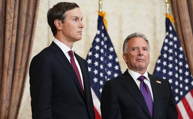На фото: спецпосланники президента США Джаред Кушнер и Стивен Уиткофф (слева направо)