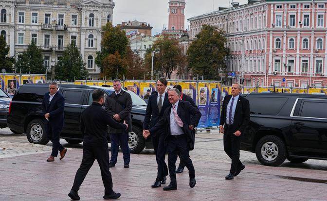 На фото: Владимир Зеленский (слева) приветствует посланников президента США Дональда Трампа Джареда Кушнера и Стива Виткоффа перед началом переговоров в Киеве, Украина.