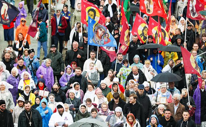 На фото: участники общегородского крестного хода в рамках празднования Собора Московских святых.