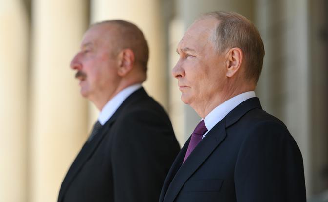 На фото: президент РФ Владимир Путин и президент Азербайджана Ильхам Алиев (справа налево)