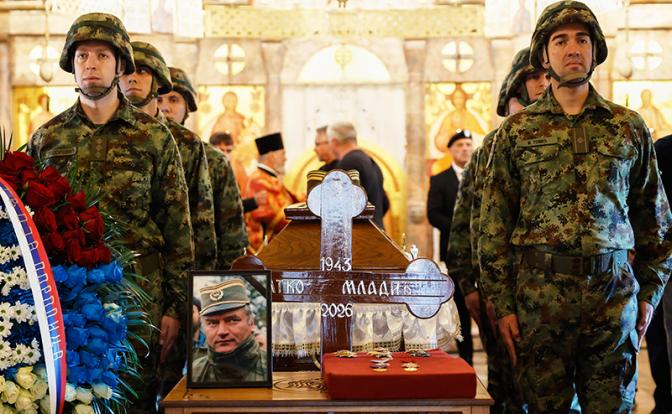 На фото: похороны бывшего командующего армией боснийских сербов генерала Ратко Младича в Белграде