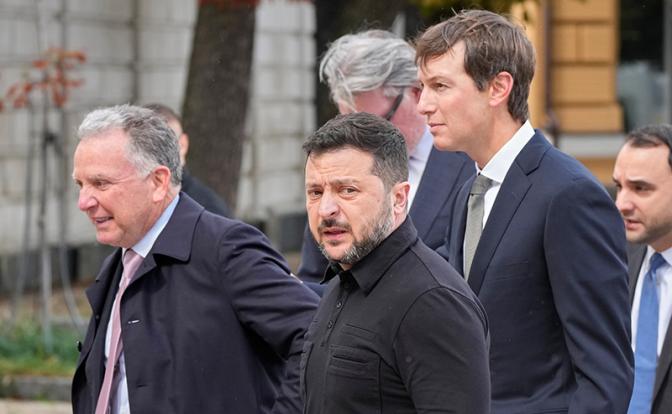 На фото: президент Украины Владимир Зеленский (в центре), спецпосланник президента США Стив Уиткофф (слева) и зять американского лидера Джаред Кушнер (справа)
