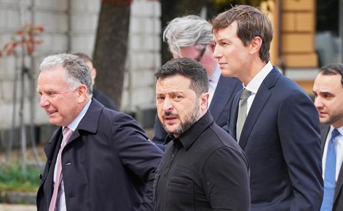На фото: президент Украины Владимир Зеленский (в центре), спецпосланник президента США Стив Уиткофф (слева) и зять американского лидера Джаред Кушнер (справа) на церемонии встречи.