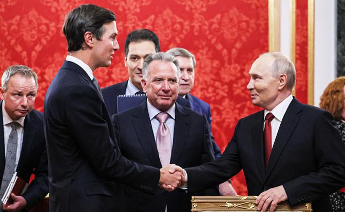 На фото: президент РФ Владимир Путин, специальный посланник президента США Стивен Уиткофф, зять президента США Джаред Кушнер (справа налево) во время встречи.