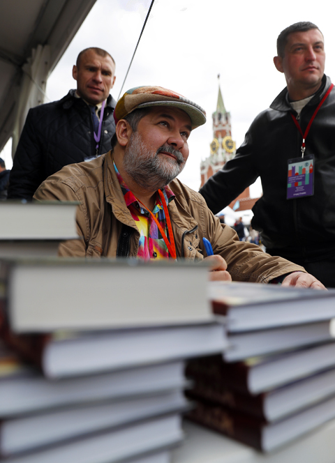 На фото: писатель Сергей Лукьяненко во время творческой встречи с читателями на книжном фестивале "Красная площадь" в Москве.