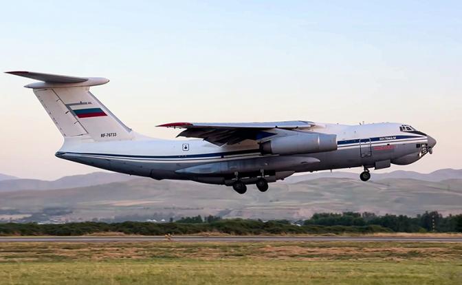 На фото: самолет Ил-76