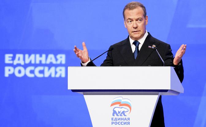 На фото: председатель партии "Единая Россия" Дмитрий Медведев