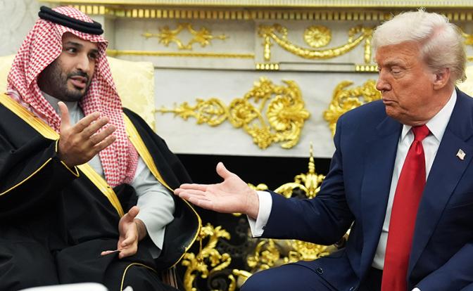 На фото: президент США Дональд Трамп и наследный принц и премьер-министр Саудовской Аравии Мухаммед бен Сальман Аль Сауд (справа налево)