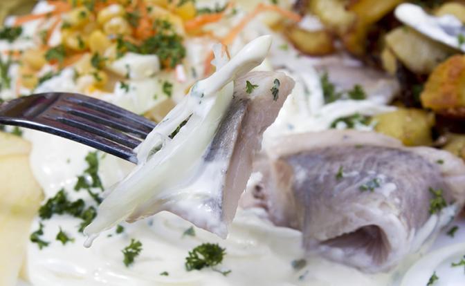 Йогурт со шпротами: диетолог развеяла популярный миф о сочетаемости продуктов
