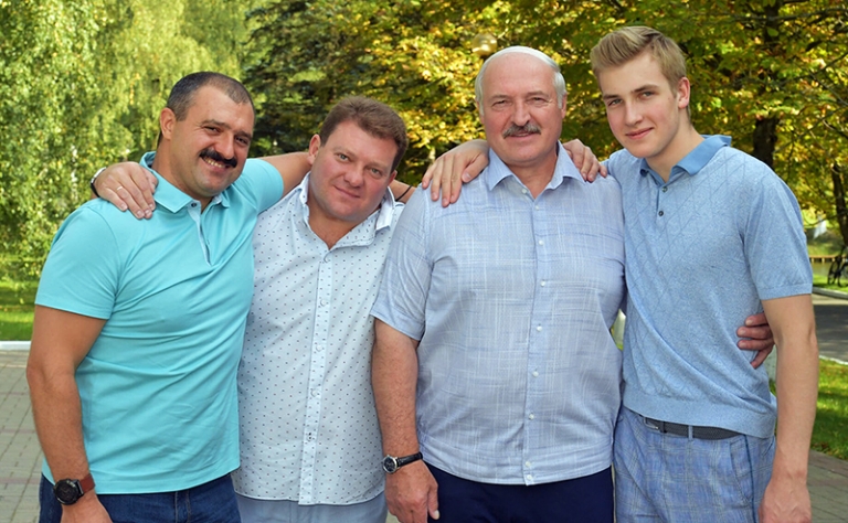 На фото: президент Белоруссии Александр Лукашенко и трое его сыновей.