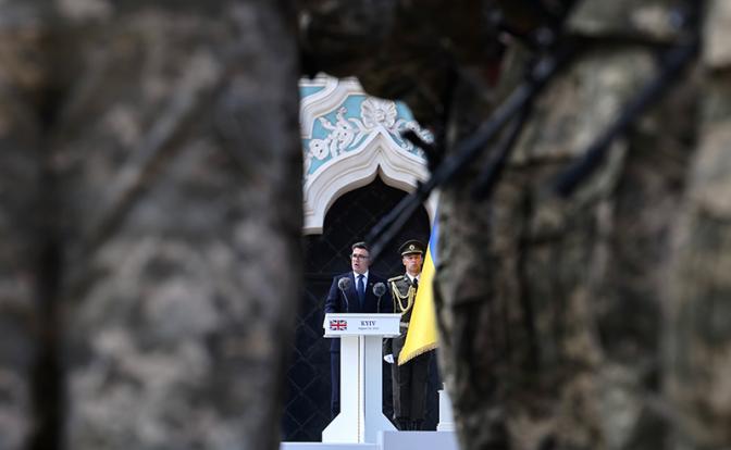 На фото: премьер-министр Великобритании Энди Бернэм (в центре) во время визита на Украину.