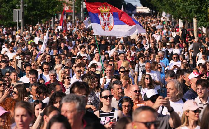 «Цветная революция» – в Сербии? Что скрывается за досрочной отставкой президента Вучича