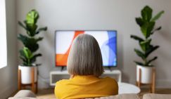 Ученые обнаружили связь между долгим просмотром телевизора и болезнью Альцгеймера