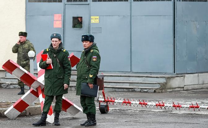 На фото: военнослужащие на территории 102-й российской военной базы.