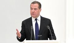 Медведев призвал жёстко ответить на «адские» санкции США