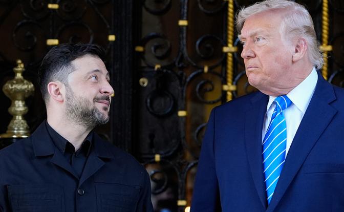 На фото: президент Украины Владимир Зеленский и президент США Дональд Трамп (слева направо)