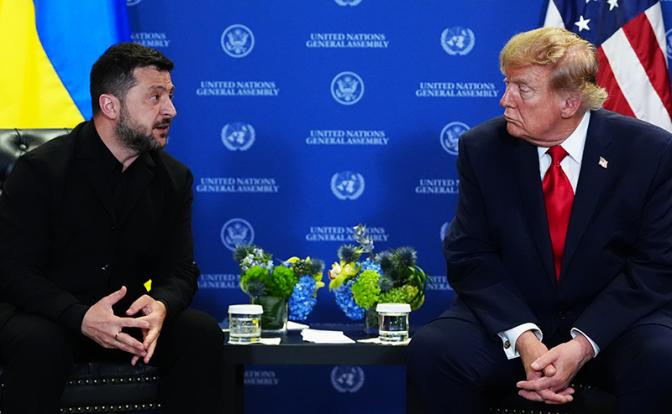 На фото: президент США Дональд Трамп и президент Украины Владимир Зеленский (справа налево) во время встречи.