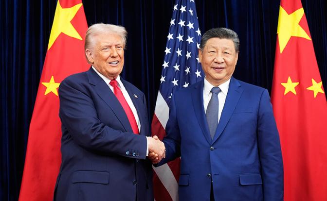 На фото: председатель КНР Си Цзиньпин и президент США Дональд Трамп (справа налево) во время встречи