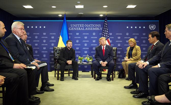 На фото: президент США Дональд Трамп и президент Украины Владимир Зеленский (справа налево)
