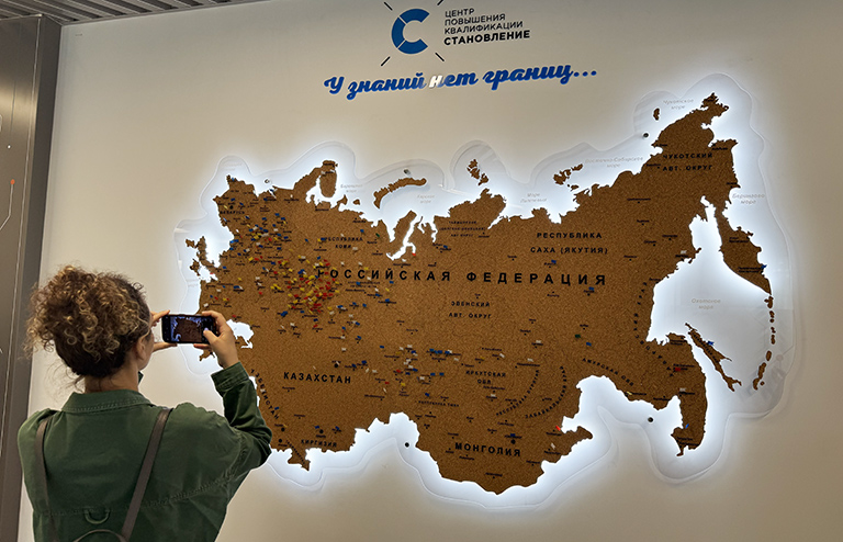 На карте “У знаний нет границ” можно наглядно увидеть географию специалистов, обратившихся в Центр для переподготовки кадров для промышленности