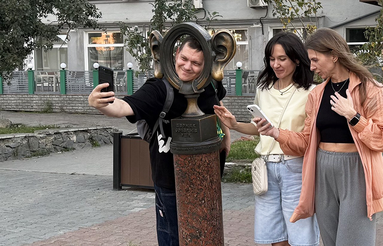 Веселая скульптура «Пермяк солёные уши» – достопримечательность Перми, в нее фотографирующиеся могут поместить свое лицо