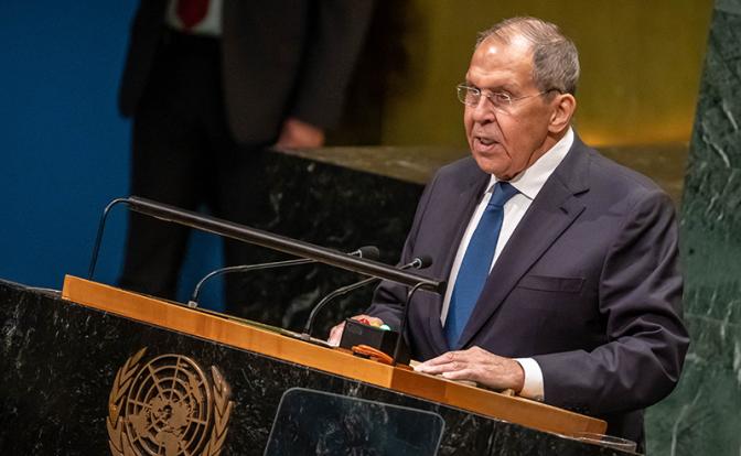 На фото: министр иностранных дел России Сергей Лавров выступает на сессии Генеральной ассамблеи Организации Объединенных Наций