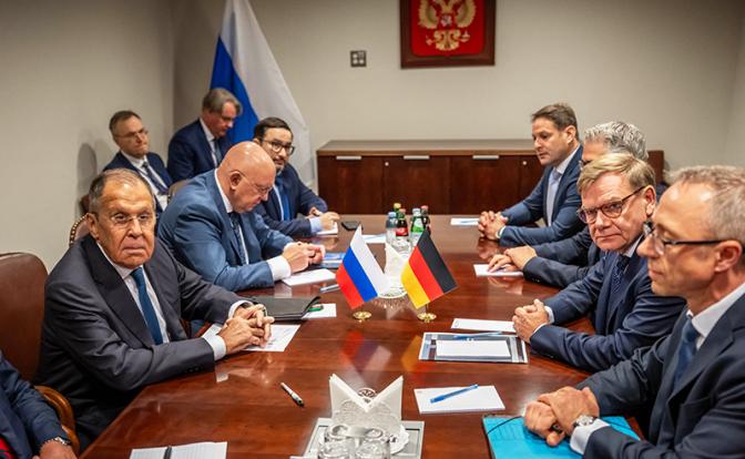 На фото: министр иностранных дел РФ Сергей Лавров (слева) и министр иностранных дел Германии Йоханн Вадефуль (второй справа) во время встречи на полях 81-й сессии Генеральной Ассамблеи ООН.