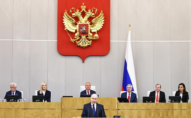 На фото: президент РФ Владимир Путин во время первого пленарного заседания Госдумы РФ девятого созыва.
