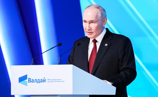На фото: президент РФ Владимир Путин во время пленарной сессии "Ответственность за будущее: пределы возможного или возможности без предела?" в рамках XXIII Ежегодного заседания Международного дискуссионного клуба "Валдай".