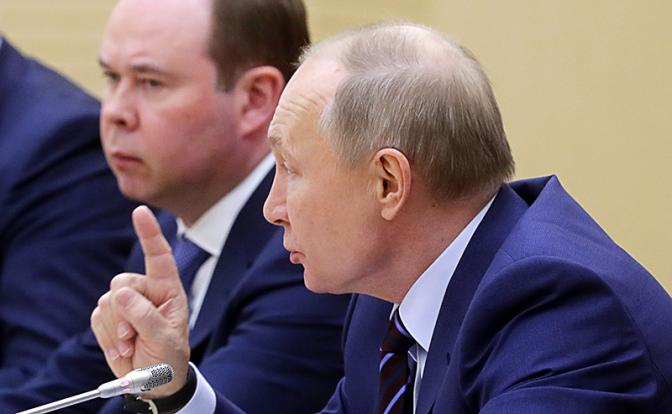 На фото (справа): президент РФ Владимир Путин.