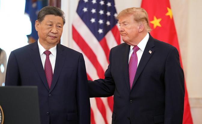 На фото: президент США Дональд Трамп и председатель КНР Си Цзиньпин (справа налево) во время встречи.