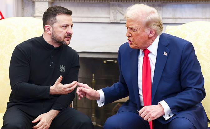 На фото (справа налево): президент США Дональд Трамп и Владимир Зеленский.
