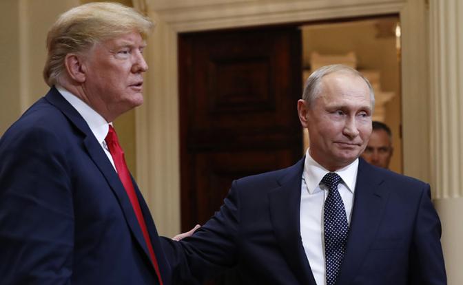 На фото: президент США Дональд Трамп и президент РФ Владимир Путин (слева направо)