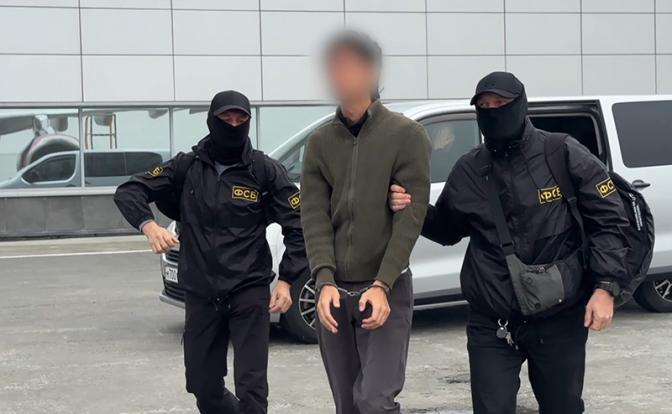 На фото: сотрудники ФСБ РФ задержали японского журналиста газеты "Хоккайдо Симбун", подозреваемого в шпионаже.