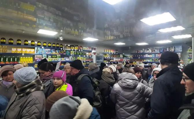На фото: очередь за субсидированными продуктами в Туре