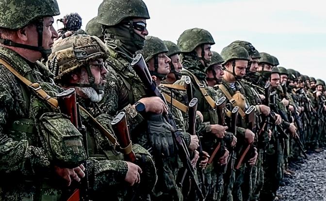«Автомат, гранаты, дроны будут»: Лукашенко собирает 150-тысячное народное ополчение и зовет белорусов в партизаны