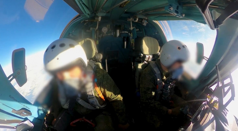 На фото: экипаж истребителя-бомбардировщика Су-34 уничтожил замаскированный опорный пункт ВСУ в зоне ответственности группировки войск «Центр».