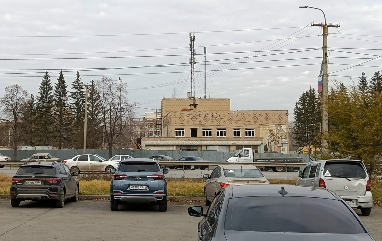 На фото: у завода "Пластмасс" в Копейске, 2025 год.