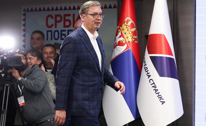 На фото: бывший президент Сербии Александар Вучич в штаб-квартире коалиции "Объединенная Сербия".