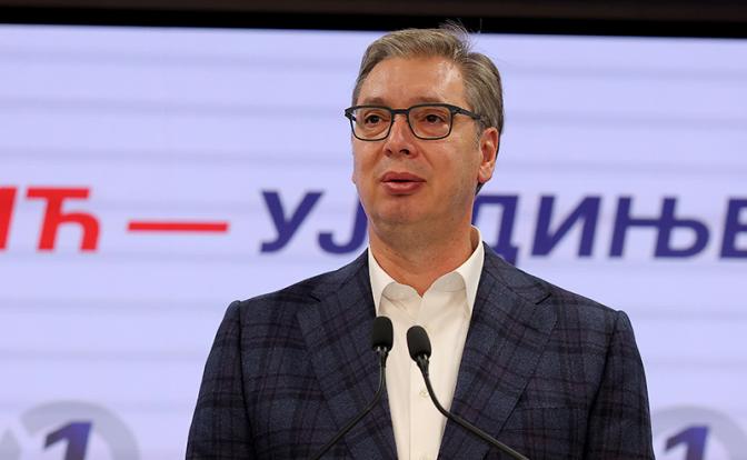 На фото: бывший президент Сербии Александр Вучич выступает в своем предвыборном штабе в Белграде