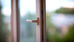 На Пасху ребенок уцелел после падения с 5-го этажа