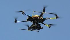 Латвийский парашютист открыл эру прыжков без самолета