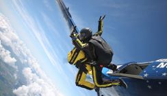 В Великобритании 101-летний ветеран прыгнул с парашютом